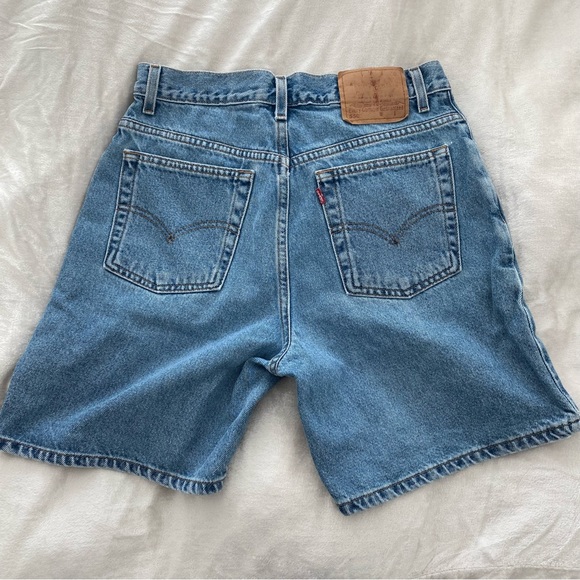 ❌SOLD❌Vintage Levi’s Relaxed Fit 550 Denim Shorts | Size 32” - Picture 2 of 5